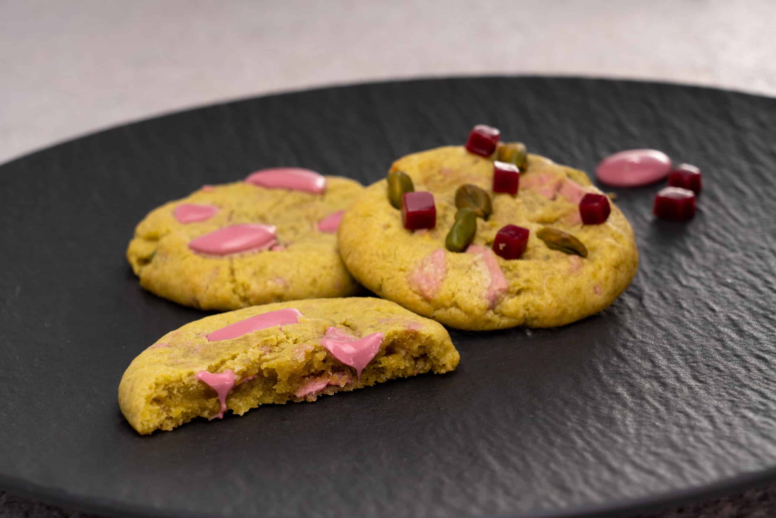 Cookies auf Teller schwarz farbig hell Produktfotografie Schweiz Zürich BeLighted