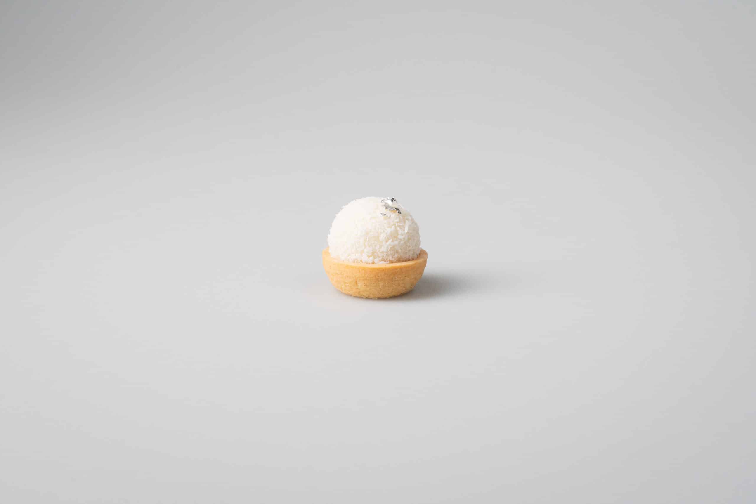 Tarte klein seamless weisser Hintergrund weiss Kokos Produktfotografie Schweiz Zürich BeLighted