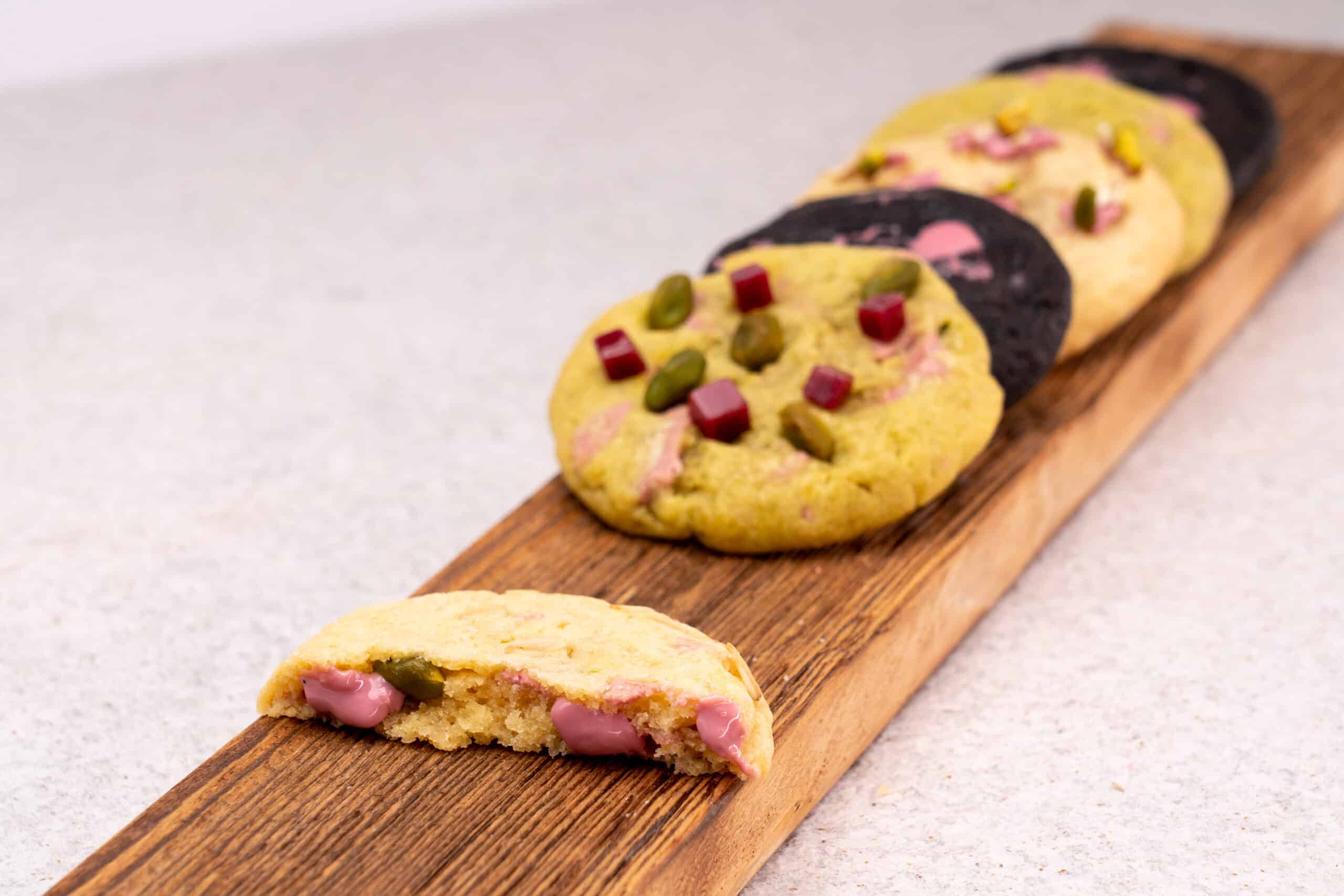 Cookies auf Holzbrett farbig neutral hell Produktfotografie Schweiz Zürich BeLighted
