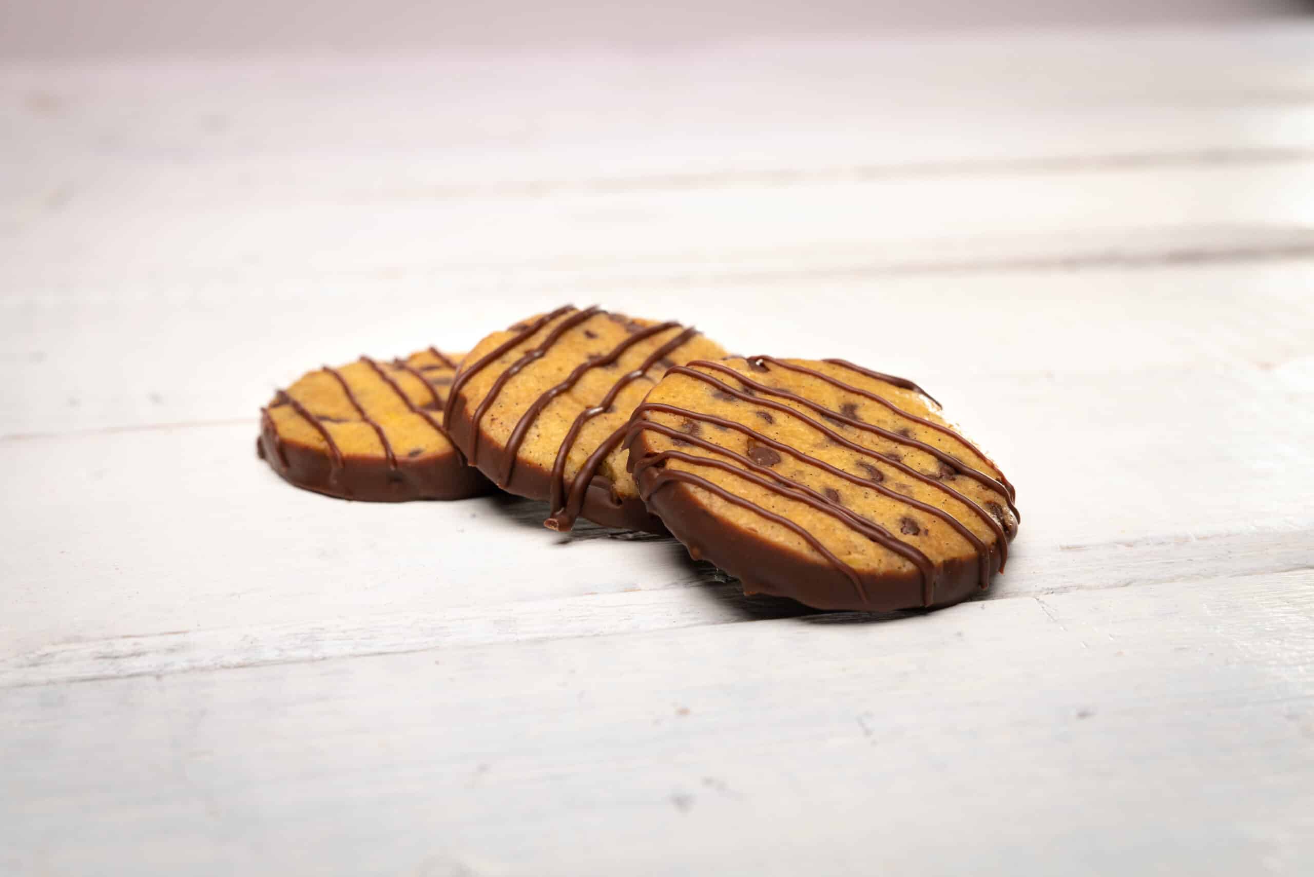 drei Cookies weiss Holzbrett neutral hell Produktfotografie Schweiz Zürich BeLighted