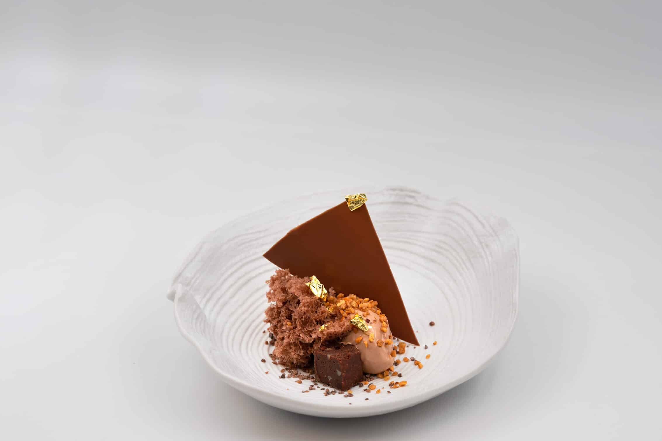 Dessert Teller weiss drei Cookies weiss Holzbrett neutral hell Produktfotografie Schweiz Zürich BeLighted
