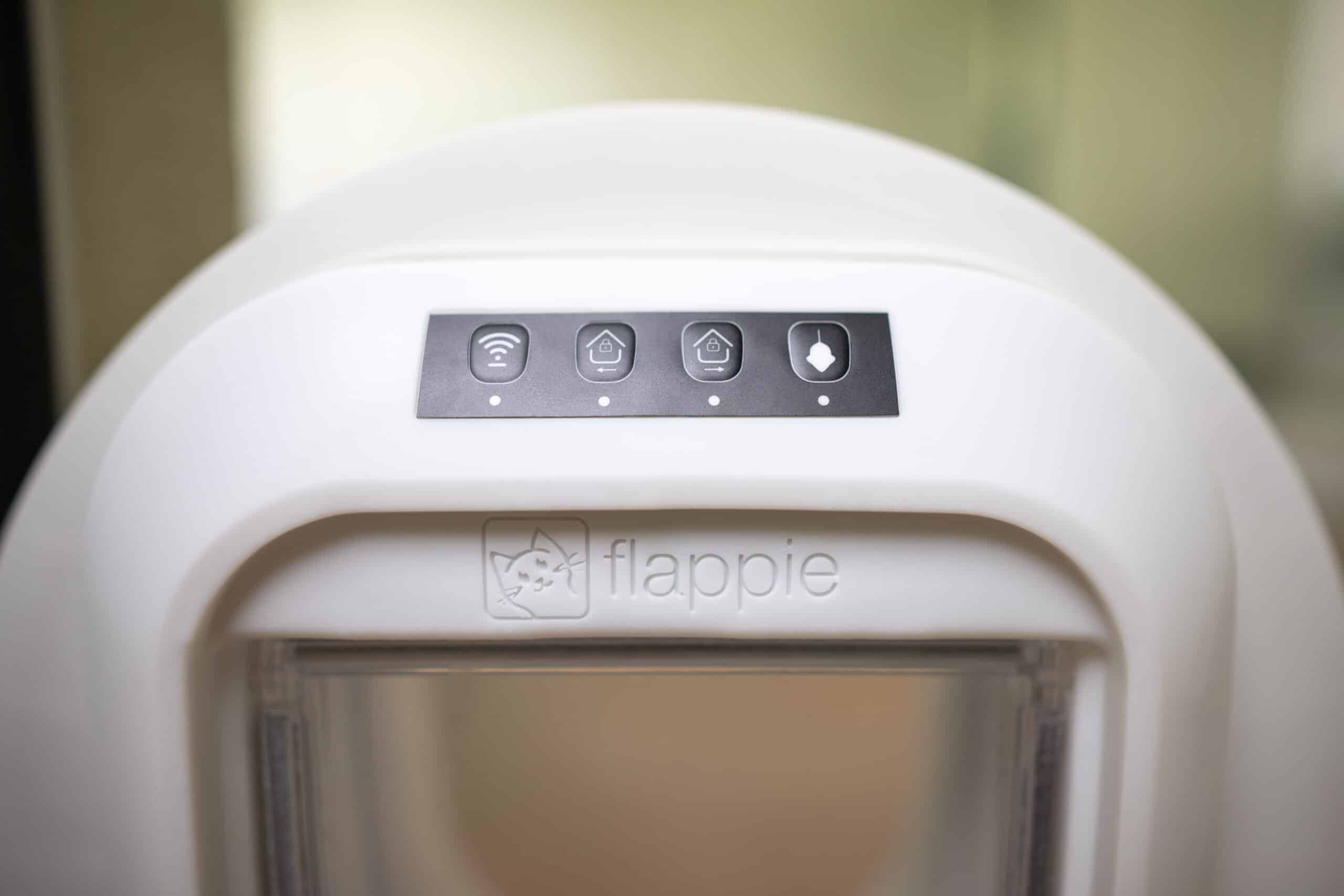 Katzenklappe Knöpfe schwarz Produktfotografie Schweiz Zürich BeLighted