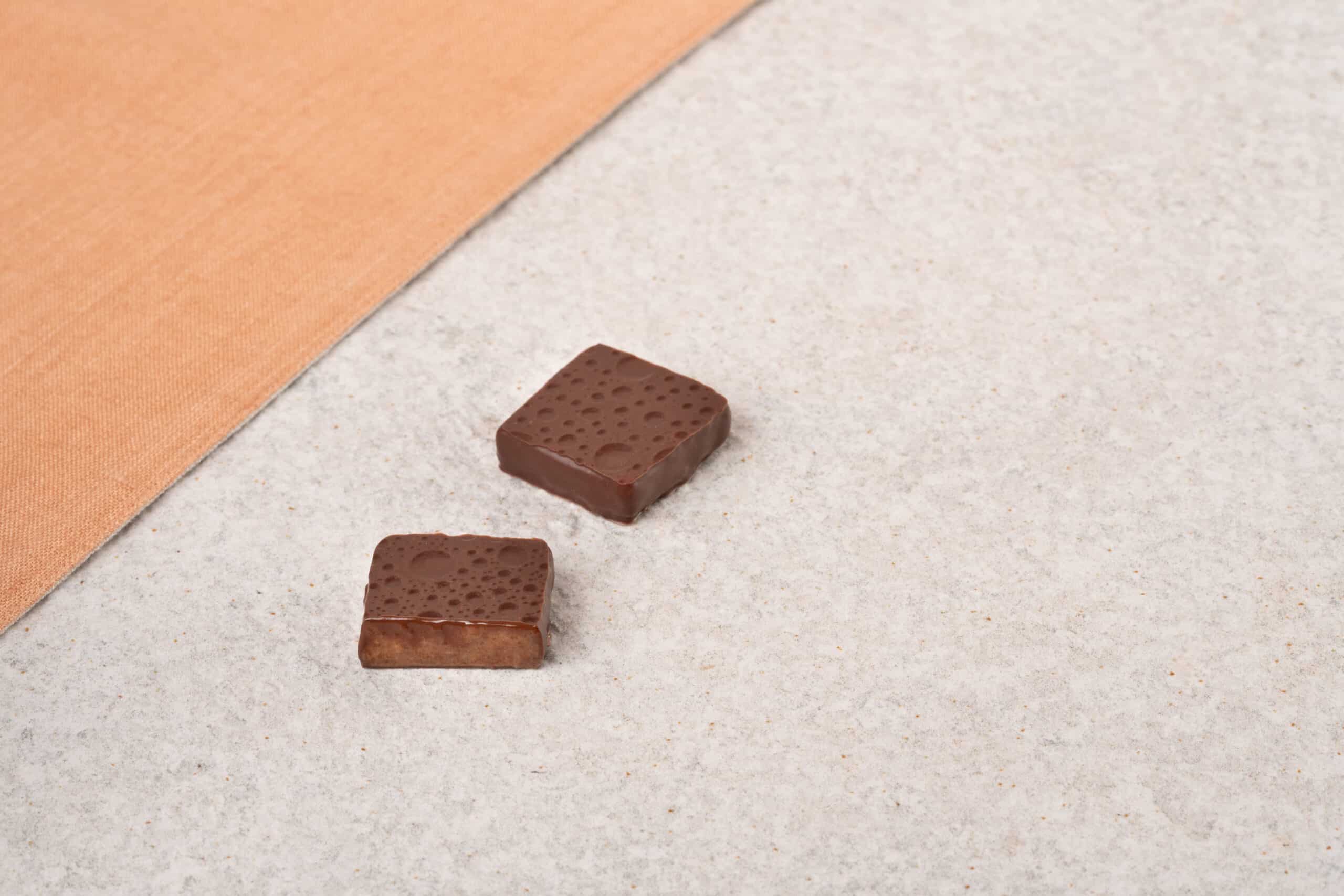 Bonbon Geometrie zwei angeschnitten orange Tuch Dreieck Tarte seamless Produktfotografie Schweiz Zürich BeLighted