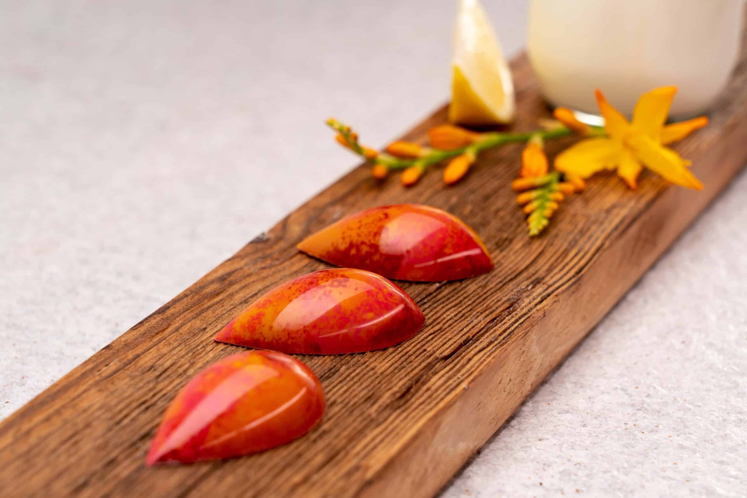 Pralinen Holzbrett rot orange Produktfotografie Schweiz Zürich BeLighted