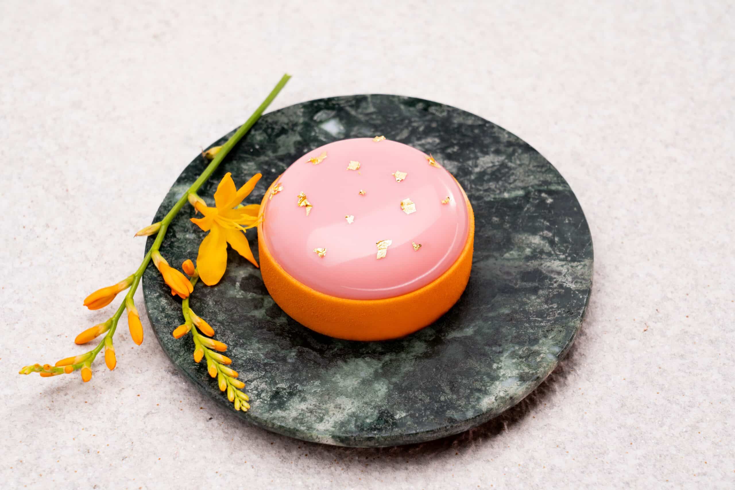 kleiner Kuchen schwarzer Teller heller Hintergrund Produktfotografie Schweiz Zürich BeLighted
