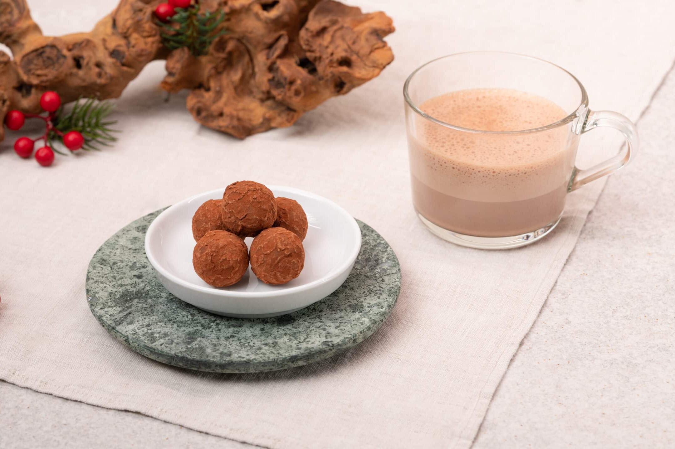 Truffes heisse Schokolade Tasse Weihnachten hell weiss Nüsse Produktfotografie Schweiz Zürich BeLighted