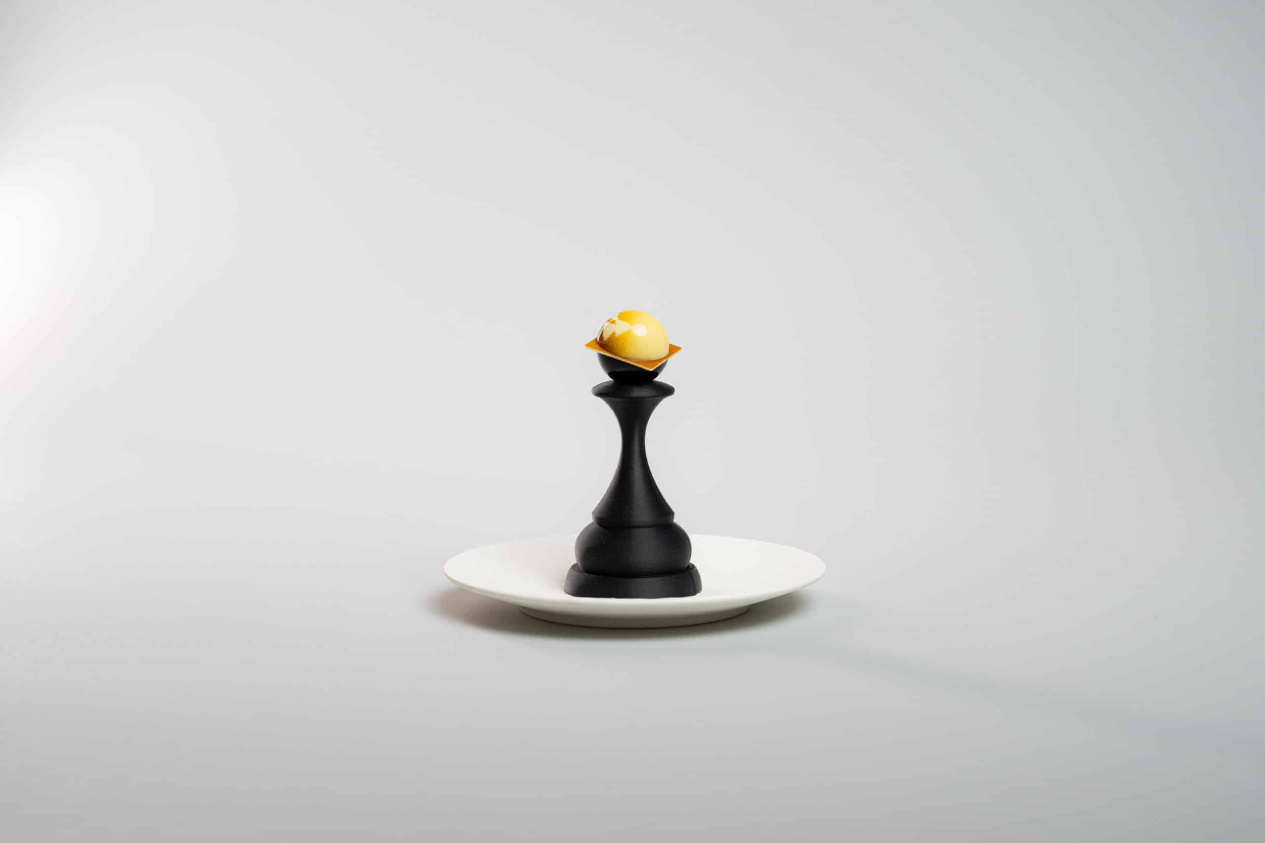 Bonbon Schachfigur seamless weiss Hintergrund schwarz WCM 2024 Produktfotografie Schweiz Zürich BeLighted