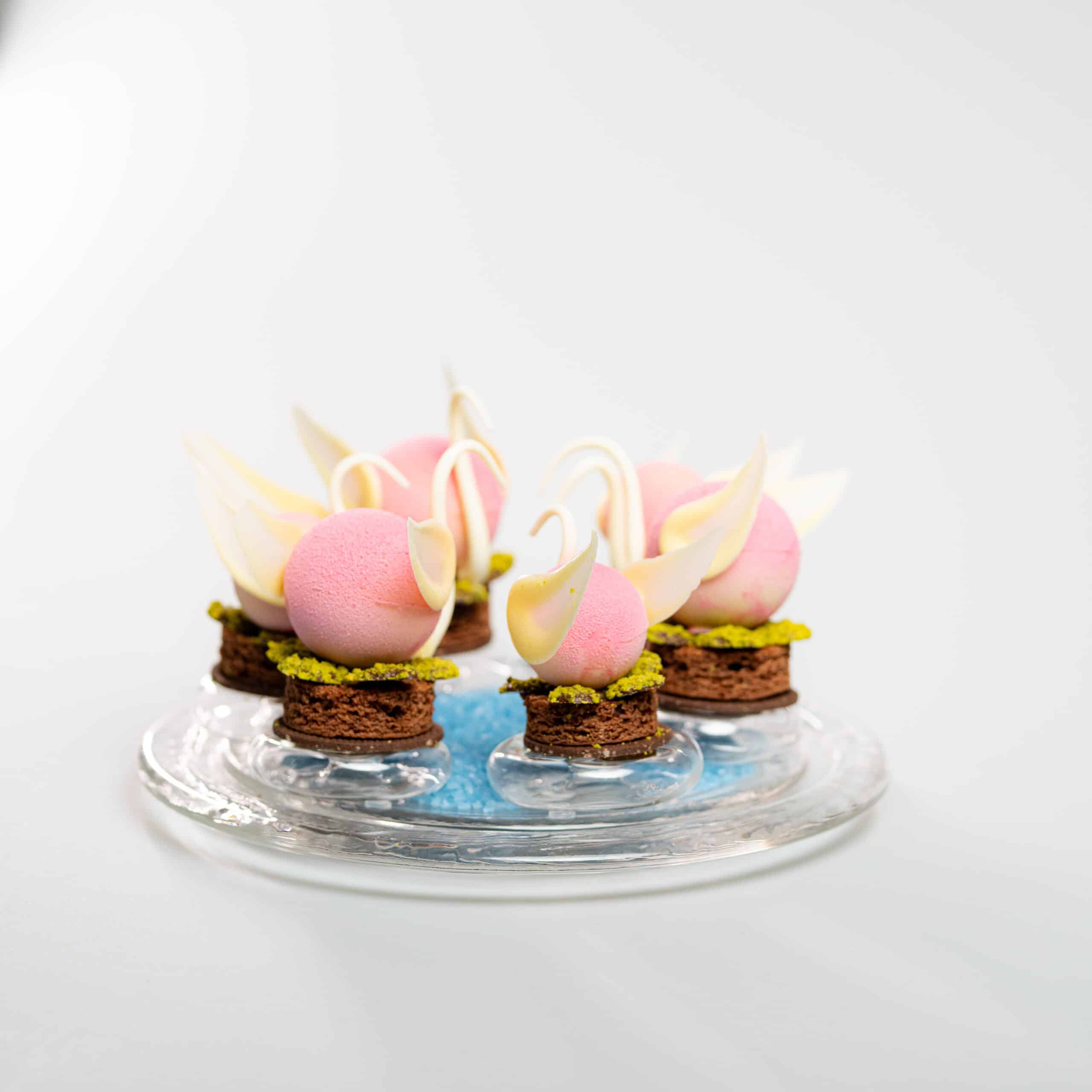 Dessert Schwan Kunst WCM Zürich 2024 seamless weisser Hintergrund Produktfotografie Schweiz Zürich BeLighted