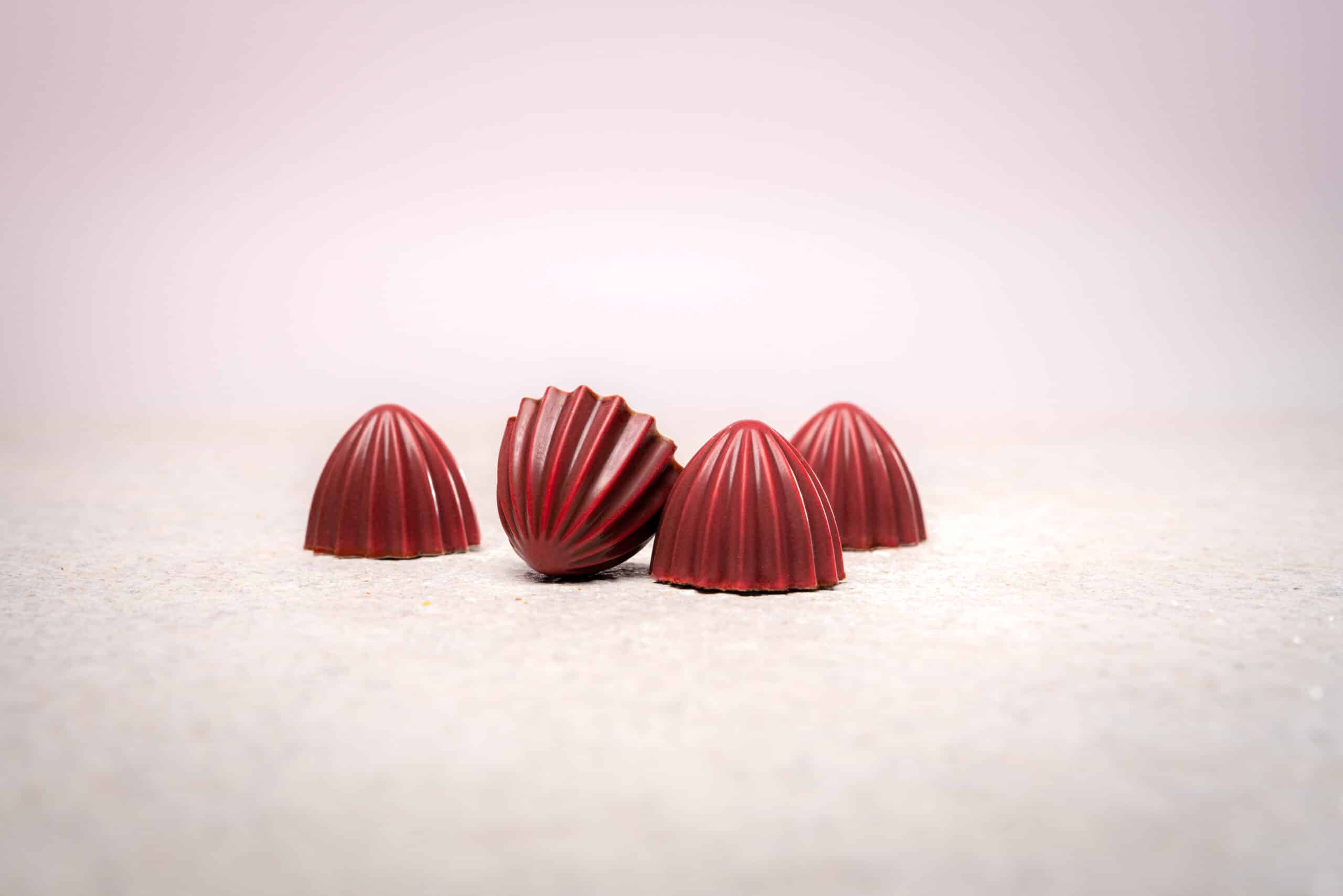 Pralines Bonbons vier rot weisser Hintergrund spitze Produktfotografie Schweiz Zürich BeLighted